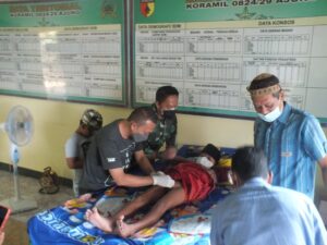 Prosesi khitan massal di Markas Komando Rayon Militer Ajung