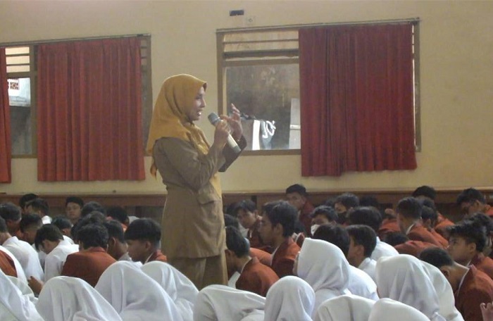 Tekankan Pentingnya Tertib Adminduk kepada Siswa SMA Negeri 2 Jember